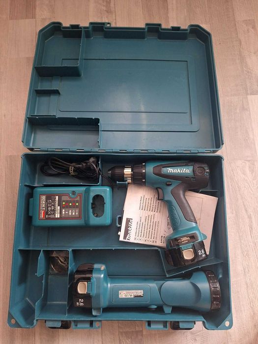 Чисто нов комплект Makita 6317DWDLE 12V: Винтоверт, Фенер ML120, Зарядно и Куфар