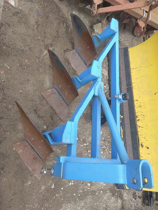 Трактор с челен товарач