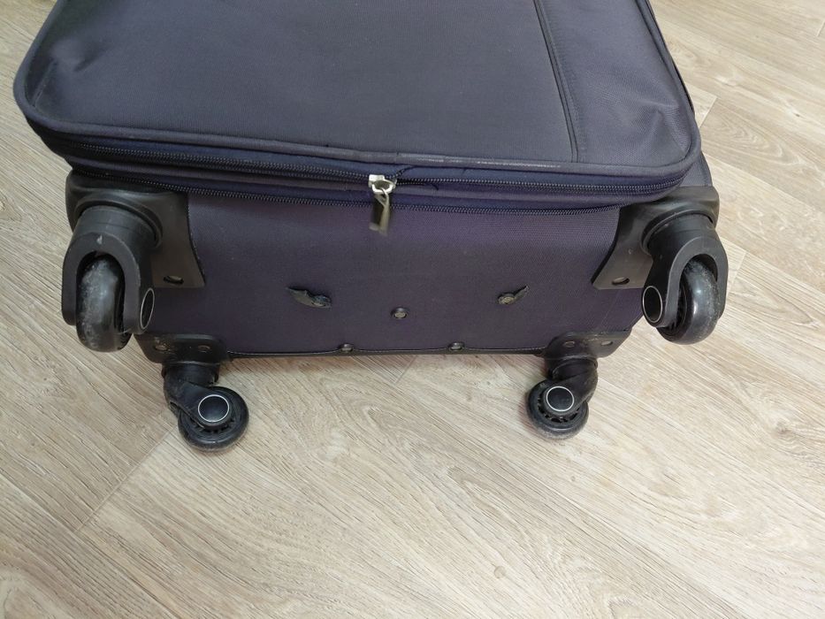 Чемодан на колёсиках