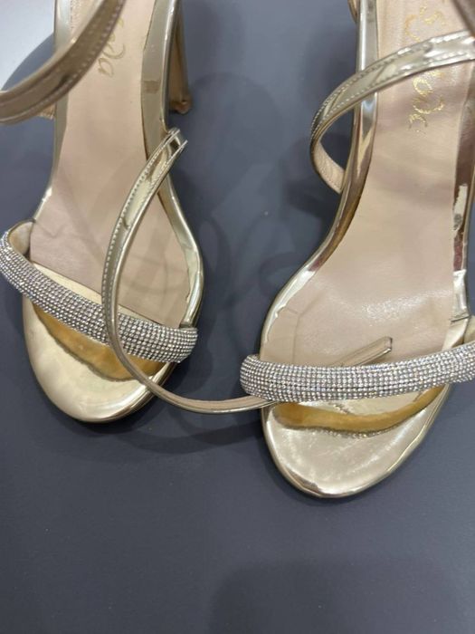 Продам золотистые босоножки.