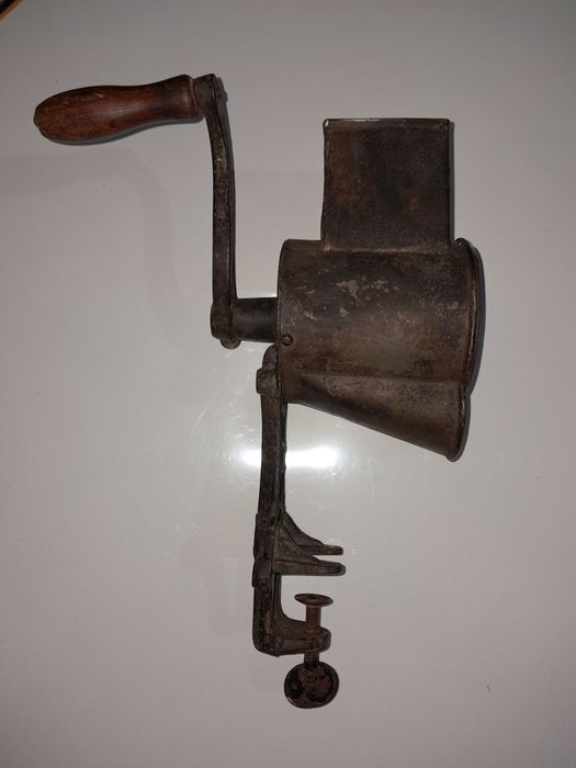 Râșniță pentru nucă veche vintage