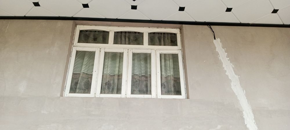 Eshik 2ta  razmeri 2.30/1.20 romlar 6 ta 1.50/1.40 2ta rom 2/1.40