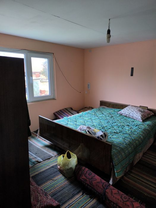 Двуетажна тухлена къща с гараж в село Дянково