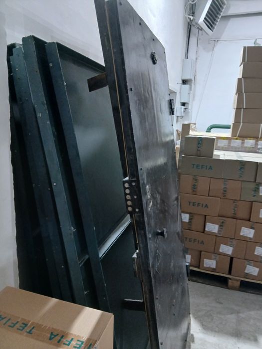 Продам дверь б/у металлические