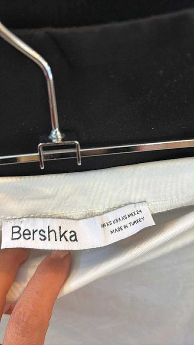 Пола bershka в бяло