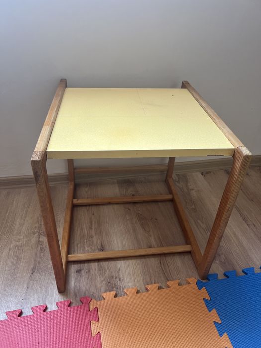 Продавам детска маса със стол