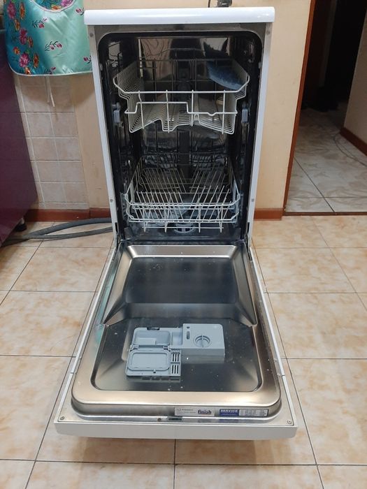 Продам б/у посудомоечную машину