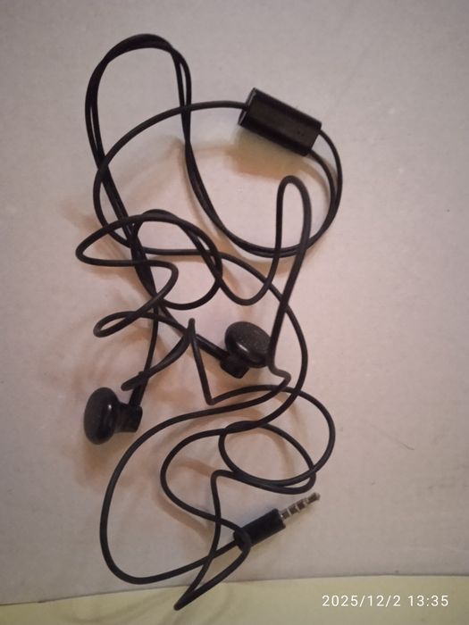 Продам три разных чехла для смартфонов