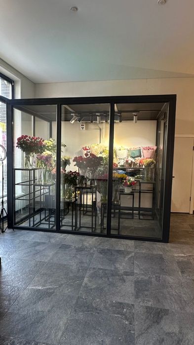 Холодильник с холодильным обородуванием доя салона цветов