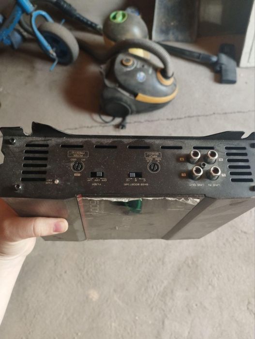 усилител сотилади  узимики ишлап турган