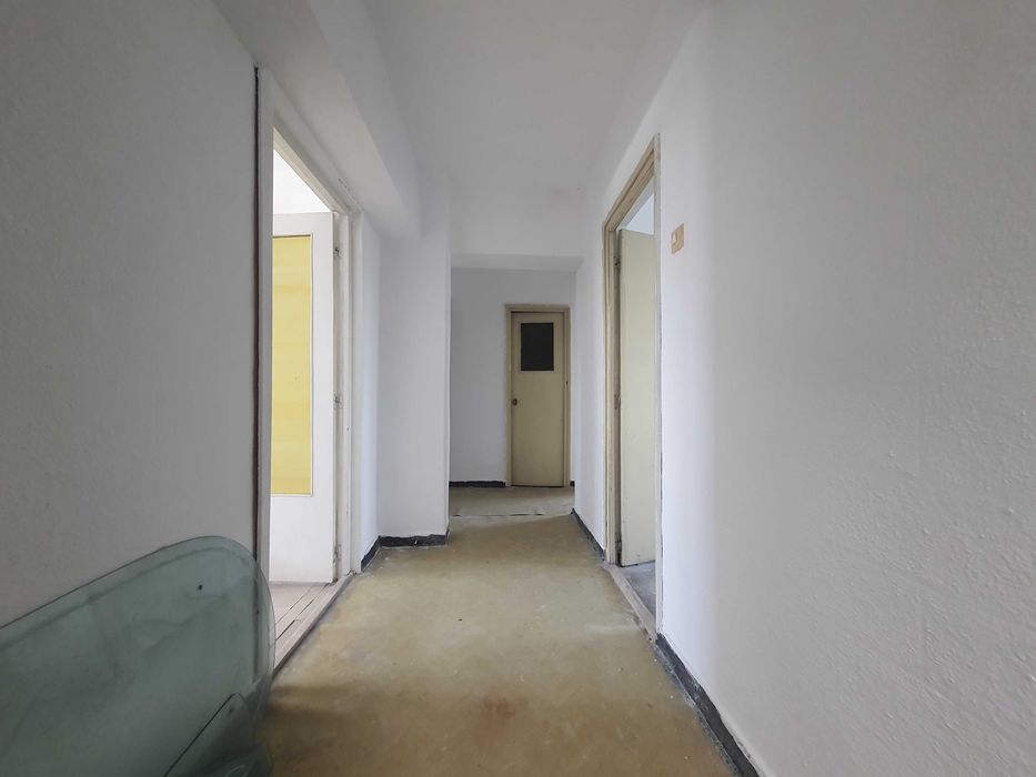 Apartament cu 3 camere de vânzare în centrul orașului Hârșova – Spațiu, confort și o locație excelentă!
