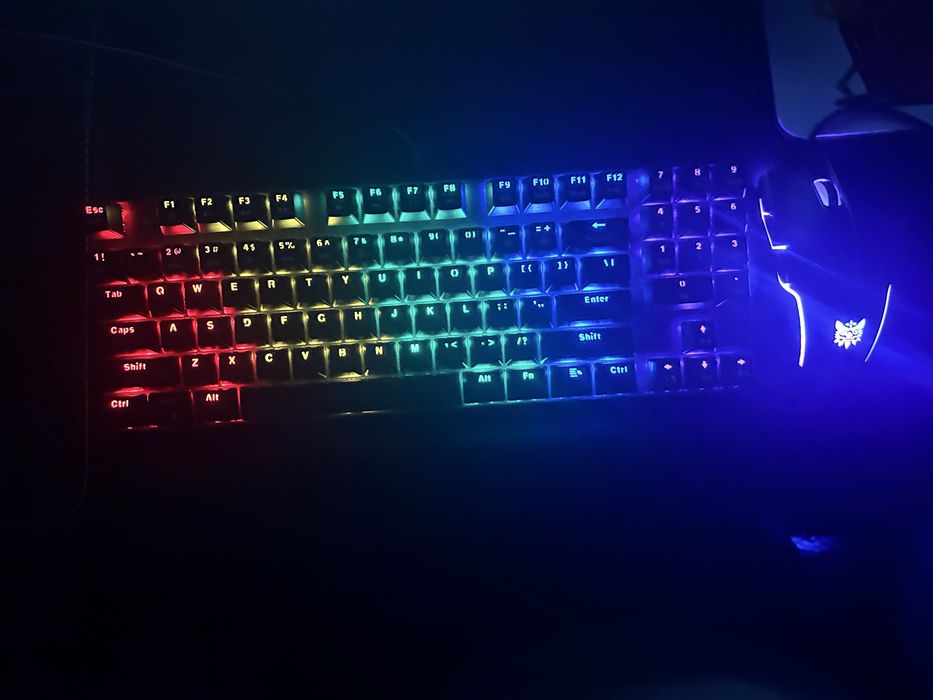 Vand tastatura de gaming mecanica Onikuma