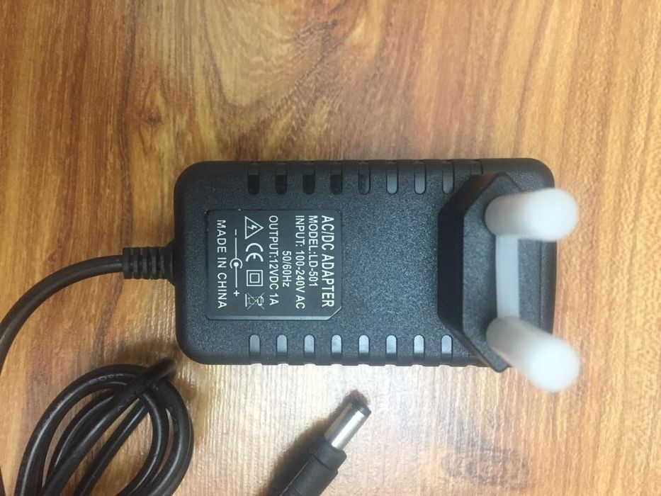 Показывает напряжение