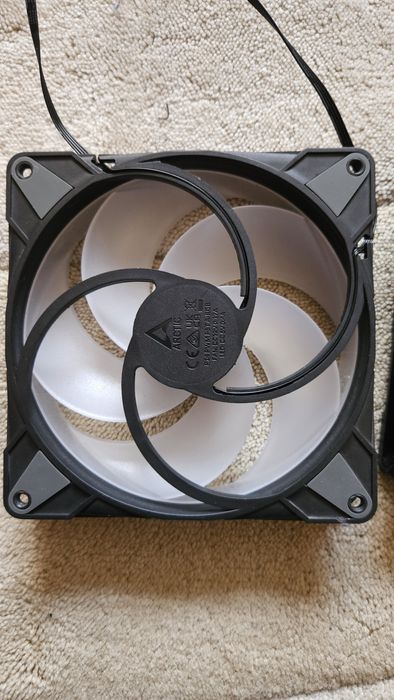 ARCTIC P14 PWM PST A-RGB 3 вентилатори за компютър