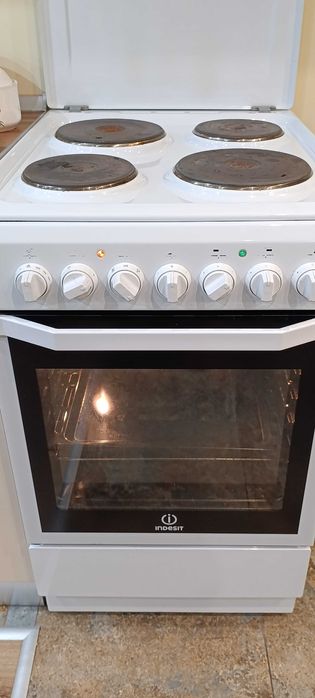 Готварска печка Indesit I5E52E(W) – вентилатор, грил, таймер, отлична.