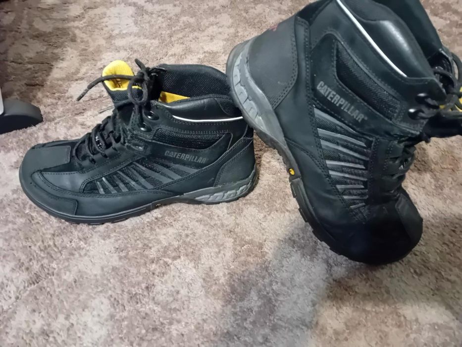 Caterpillar-работни боти с бомбе 46 номер