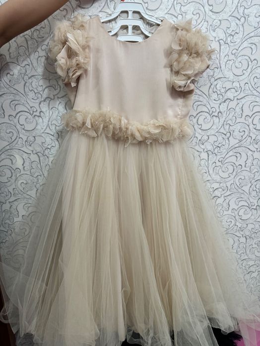 Продам платья на девочку 7-10 лет