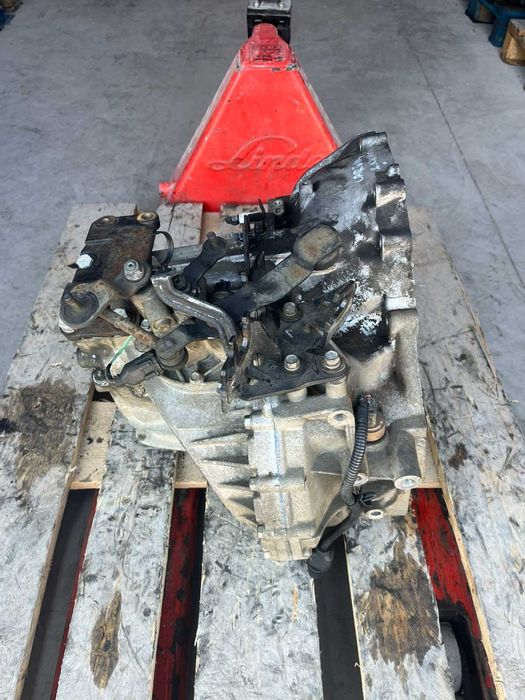 Скоростна Кутия KIA CARENS 2.0 CRDI 09г.-Ръчна 6ск.