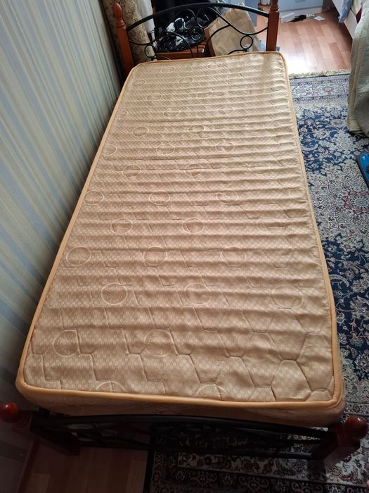 Кровать б/у ,с матрасом