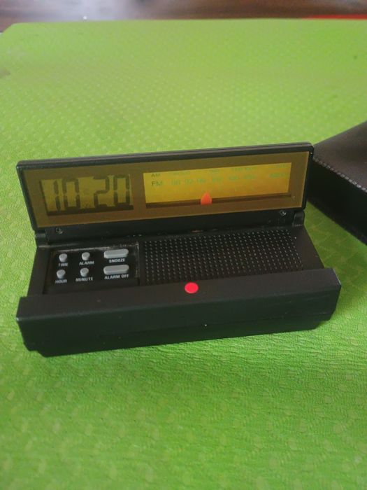 Radio portabil cu ceas și alarmă
