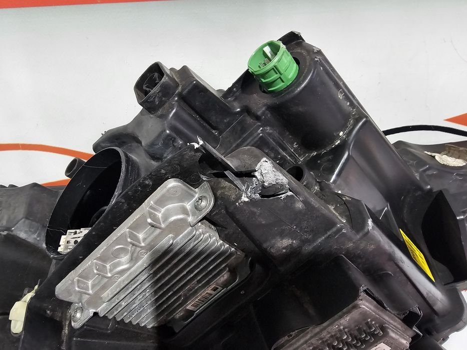 Far stanga bixenon Maserati Levante dupa 2016 cod 670032328