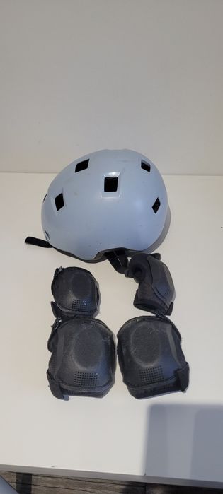 Role copii + casca + protectiii marime 30-32 ajustabila.