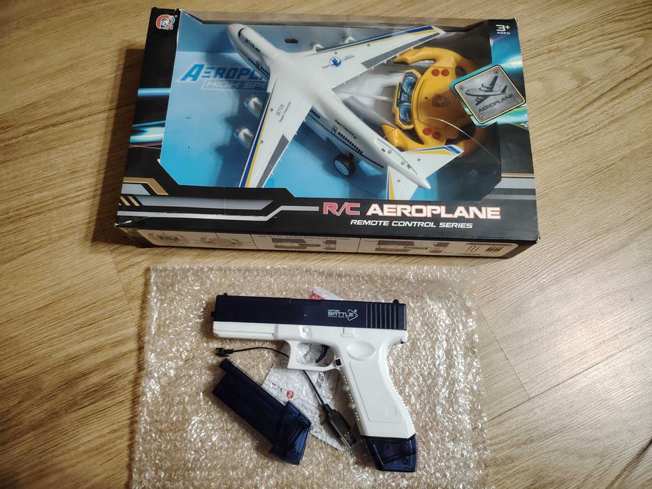 Excavator jucarie cu telecomanda si Avion cu radio comanda.