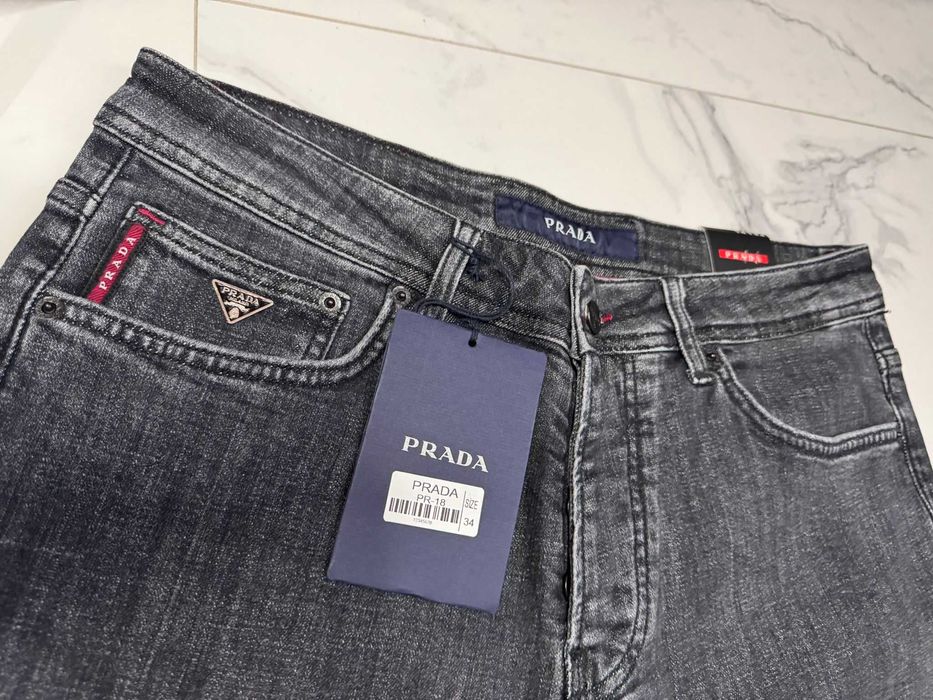 Blugi noi cu eticheta Prada
