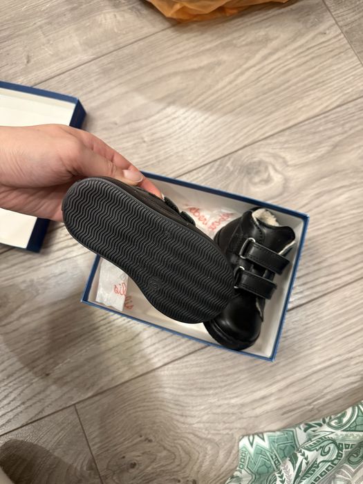 Продам детские кроссовки