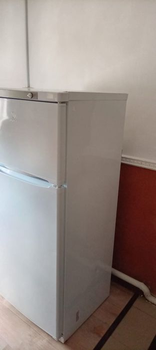 Продается двухсекционный холодильник Indesit.