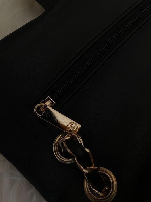 Geanta de umăr neagră