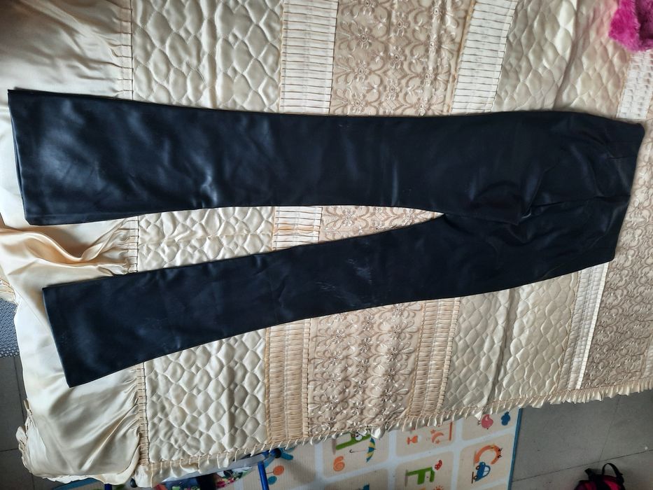 Pantaloni din piele, zara