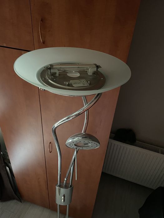 Lampa podea cu picior inalt