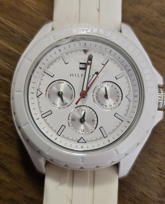 Продавам оригинален часовник Tommy Hilfiger