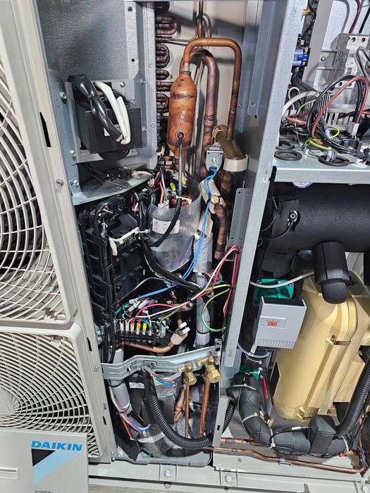 Термопомпа Daikin Altherma - 14 KW - моноблок - EDHQ014BB6V3