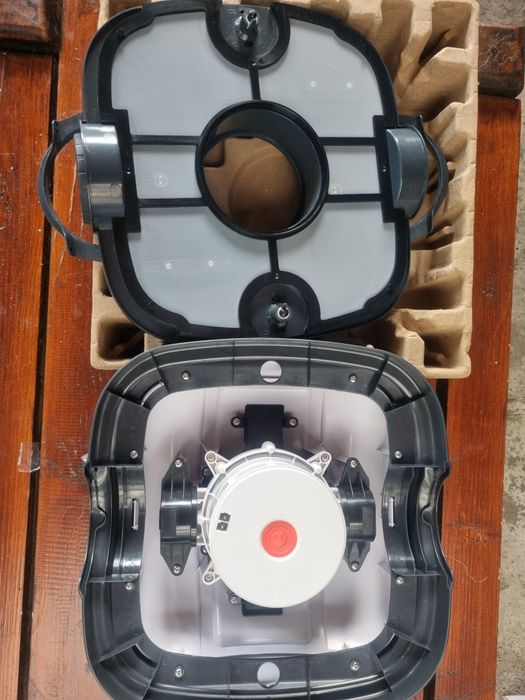 Robot curatare piscina fara fir WYBOT WY1102 max la cutie