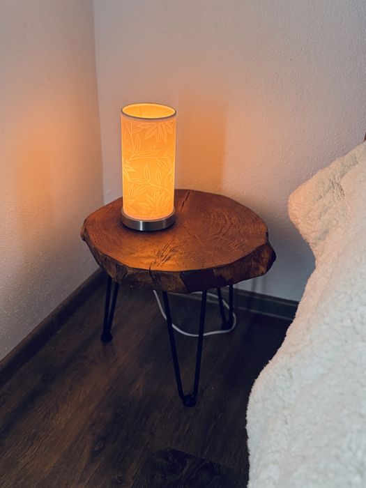 Măsuță noptieră rustică din lemn masiv – unicat, handmade