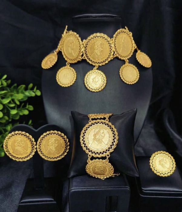 Vand Set  contine colier cercei bratara inel