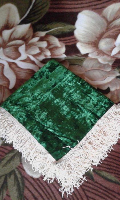 Плюшевая зеленая скатерть