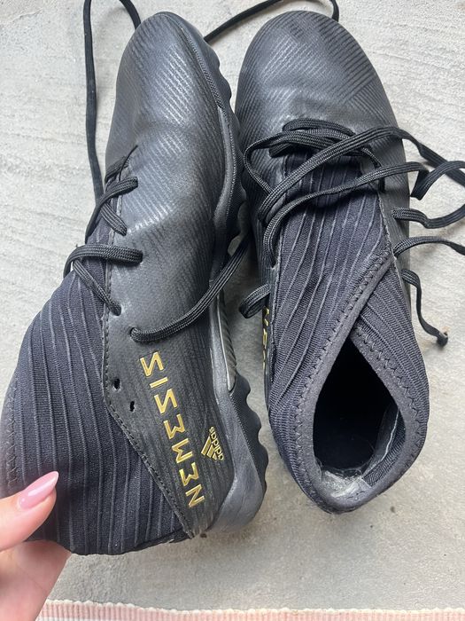 Стоножки и бутонки за футбол