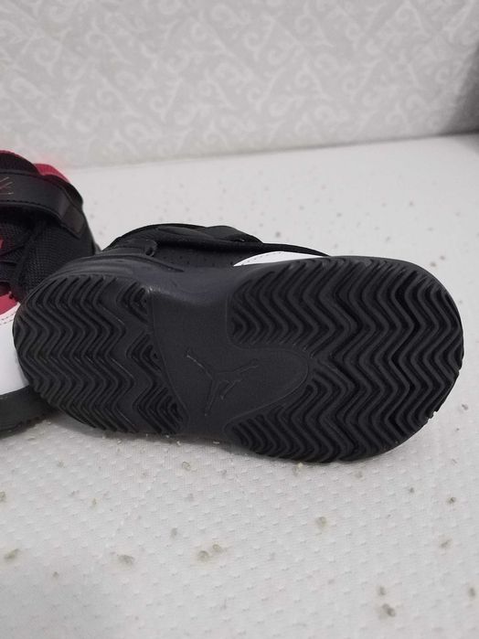 Jordan Max Aura 4 bebelusi NOU marimea 22 rosu cu negru