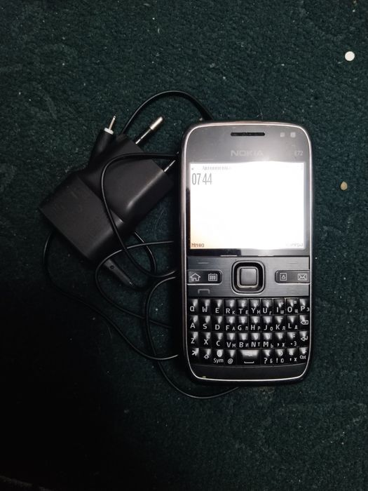 Retro telefon Sotiladi. Imeka o'tgan. Nokia e72 ideal
