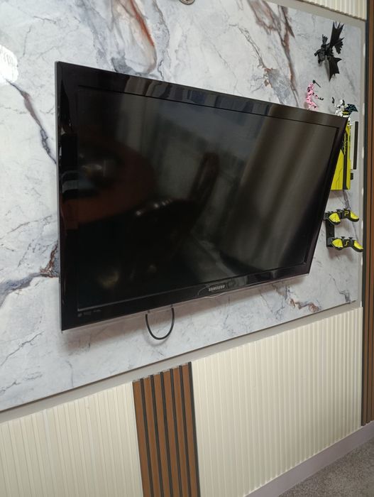 ЖК Телевизор с кронштейном SAMSUNG