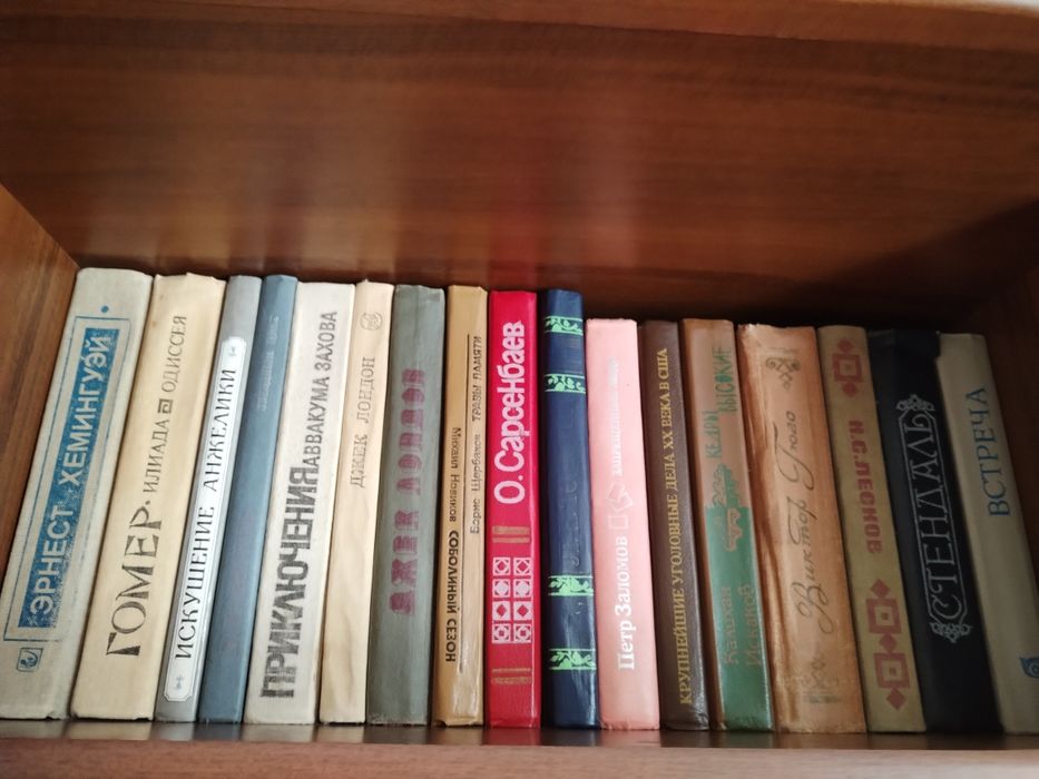Книги разные, художественные.