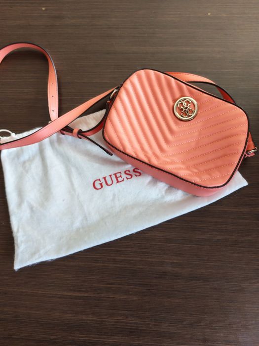 Geantă Guess crossbody roz/corai matlasată