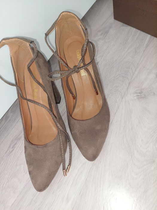 Продам туфли новые