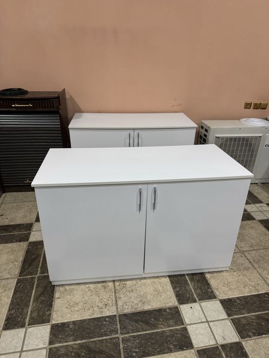 Oq rangli mebel sotiladi
