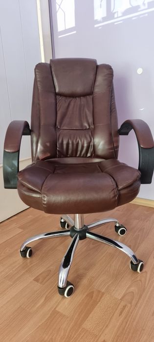 Кожен  офис стол