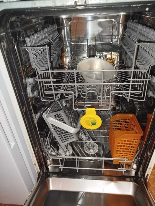 Продавам  съдомиялна машина Electrolux.