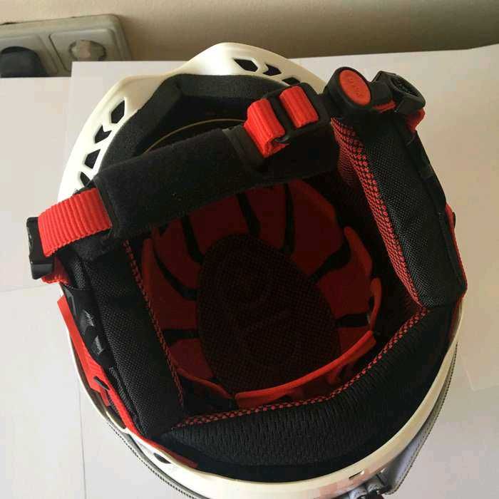 каска и маска за ски или сноуборд